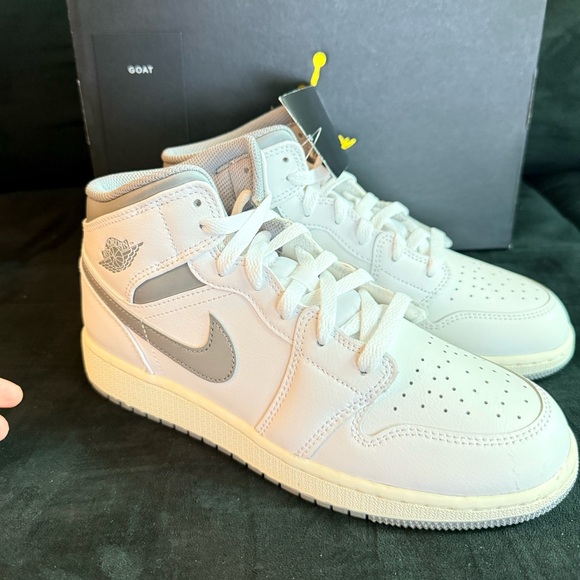 NWT Nike Air Jordan 1 Mid GS - 6.5Y/EU39 - Picture 7 of 15